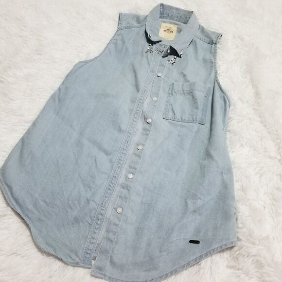 NWOT Hollister Light Blue Denim Bling Jeweled Loose Fit Sleeveless Button Blouse - Picture 1 of 2